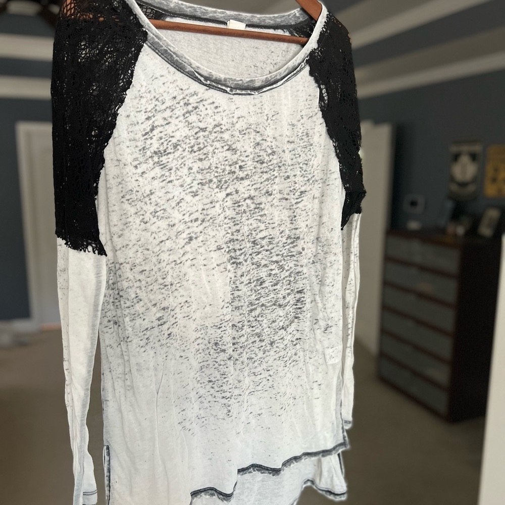 Wild Pearl Women’s M, long sleeve, black lace shoulder